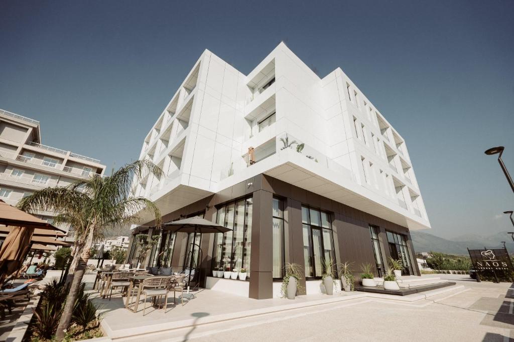 Naos Hotel